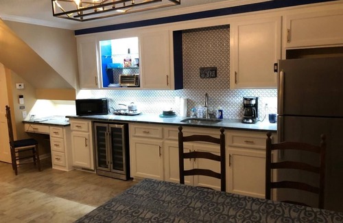 Harbison Apartment | ROOMY APARTMENT IN QUIET NEIGHBORHOOD CLOSE TO EVERYTHING!