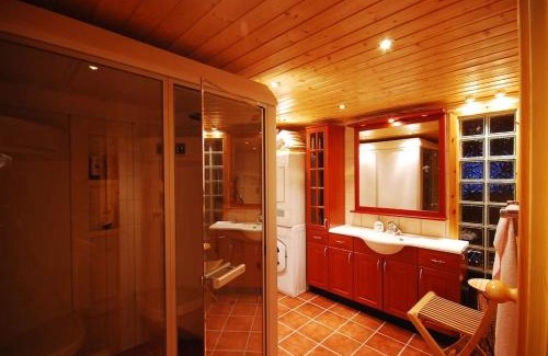 Henningsvaer Apartment | Rorbu Suite with sauna and steam. Henningsvær
