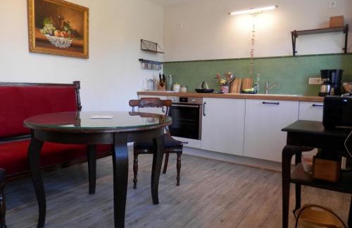 Strehlow Apartment | Rosalee