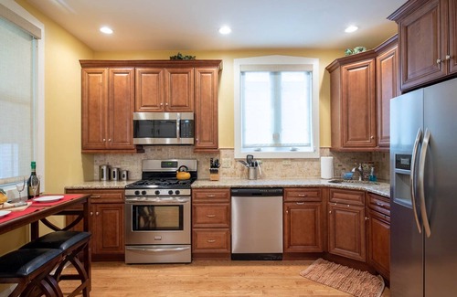 Roscoe Village Apartment | Roscoe Village- Only steps to cute shops & dining! Sleeps 4-6
