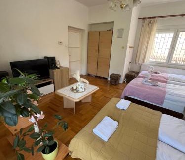 Alsorakos Apartment | Rose Apartment with Garden & free parking