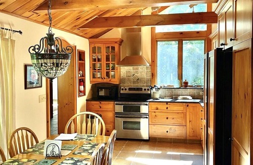 Oneonta House | Rose Cottage a Botanical Garden Retreat in the city but surrounded by nature