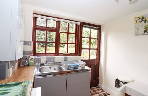 Martlesham Heath Cottage | ROSE COTTAGE, pet friendly, with a garden in Felixstowe, Suffolk