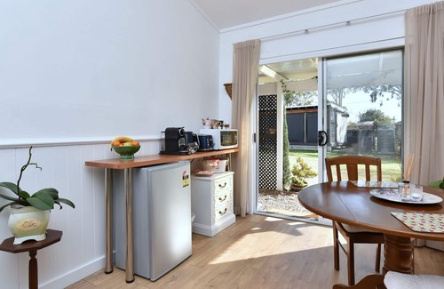 Broke Apartment | Rose Cottage Studio Romantic or Solo Getaway. Spa, Games Room