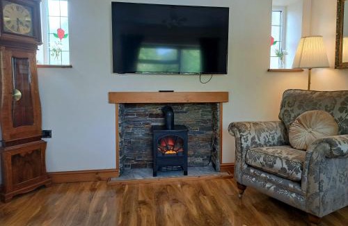 Trecynon House | Rose Cottage Trecynon Traditional 2 bed cottage Zip World Beacons Bike