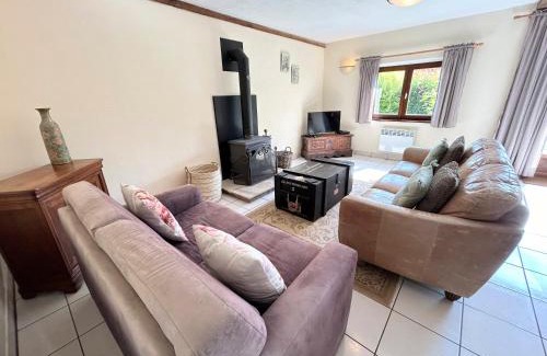 Le Mesnil-Gilbert House | Rose Cottage with seasonal Swimming Pool