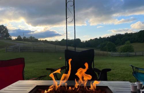 Jonesville House | Rose Hill Farm Retreat in Amish Community