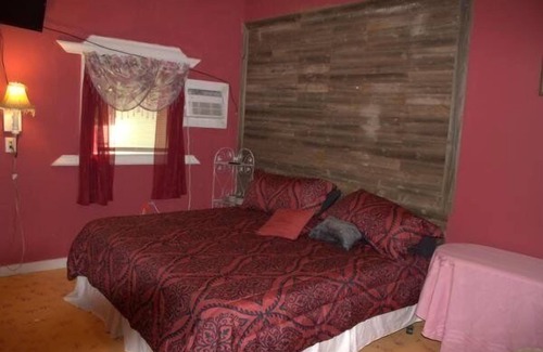 Canton Hotel | Rose Red in Rustic setting