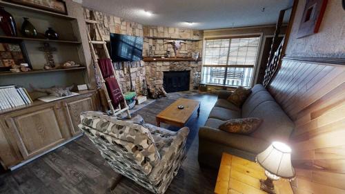 Red River House | Rose Rock Mountain View - Pet Friendly - Fireplace - WiFi - Hot Tub - Washer - Dryer