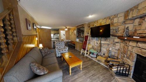 Red River House | Rose Rock Mountain View - Pet Friendly - Fireplace - WiFi - Hot Tub - Washer - Dryer