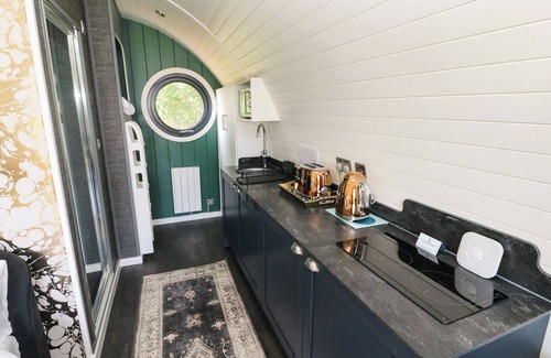Porthyrhyd Cottage | ROSELEA LUXURY POD LODGE, with hot tub in Llanddarog