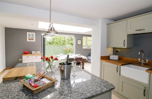 Moreton-in-Marsh Cottage | ROSEMEAD, pet friendly, with a garden in Moreton-In-Marsh