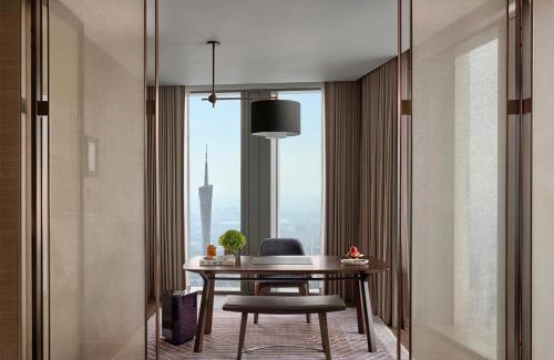 Zhujiang New Town Hotel | Rosewood Guangzhou, enjoy free shuttle bus service between the hotel and the Canton Fair Complex during the Canton Fair