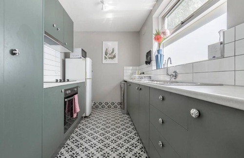 Windsor Apartment | Rosewood Lodge - Cottage Charm off High Street