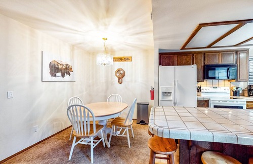 Summit Estates Condo | Rosie's Hideaway ~ Spacious Retreat Near the Mountain & Lake with Grill & Full Kitchen
