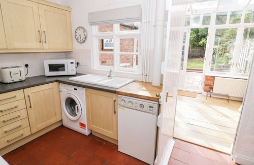 Sedgeberrow Cottage | ROSS COTTAGE, pet friendly, character holiday cottage in Broadway