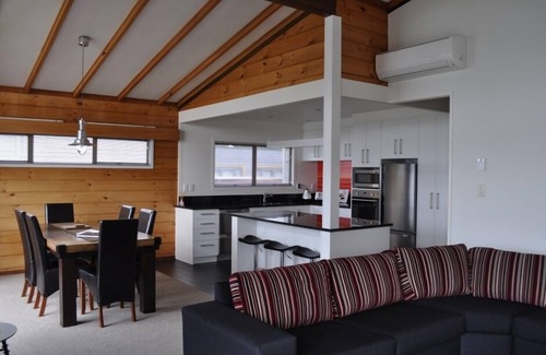 Kawaha Point House | Rotorua Lakeside Pourakau Bay Holiday Bach/House
