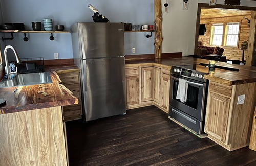 Montebello Cabin | Roudy’s Retreat: Secluded Mountain Cabin with Hot Tub and Private Pond