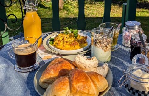 Folx-les-Caves Bed & Breakfast | Roulotte Ravel-Emoi Chambre Insolite de Charme