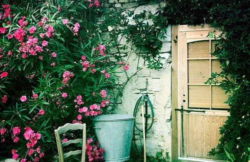 Roynac Cabin | ROULOTTE TZIGANE DROME, AU BORD DU RUISSEAU Ideal for a quiet weekend break
