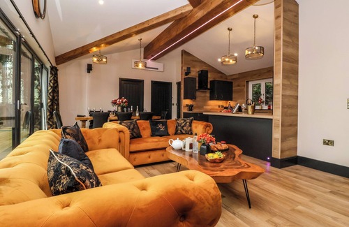Kilnwick Cottage | ROUTHORPE LODGE, family friendly, with hot tub in Great Driffield