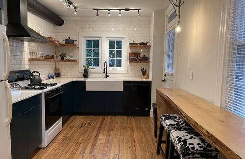 Lancaster House | Row-home 3min drive to Central Market,Office,Patio w/Fire Pit, Artistic Accents