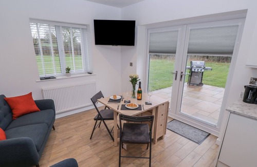 Radbourne Cabin | ROWAN LODGE, pet friendly, with a garden in Etwall