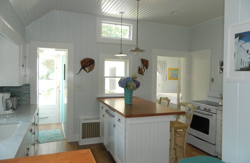 Rowayton Cottage | Rowayton Bungalow-September 599 or month/month 6,800 furnished !