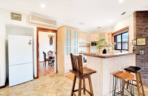Rowville House | Rowville 3BR family Lakeside Retreat