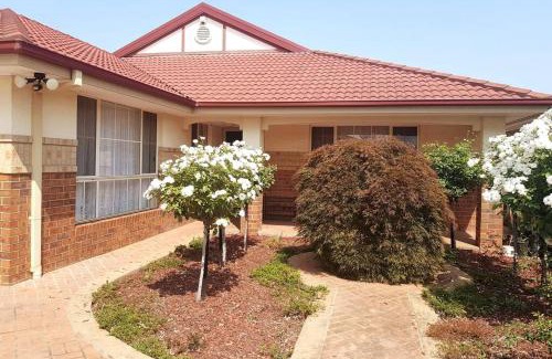 Roxburgh Park House | Roxy - A Spacious Cosy Getaway - Near Mel Airport