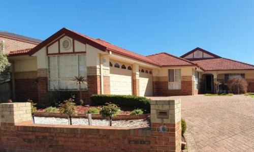 Roxburgh Park House | Roxy - A Spacious Cosy Getaway - Near Mel Airport