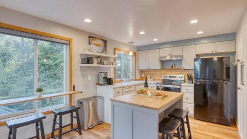 Arch Cape House | Royal Canoe by AvantStay Walk to the Shore Private Yard