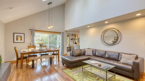Arch Cape House | Royal Canoe by AvantStay Walk to the Shore Private Yard