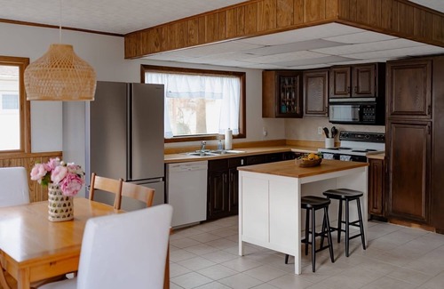 Grand Beach House | Royal Cottage/fire pit/steps from beach/2 blks to, tennis, b-ball and pickleball