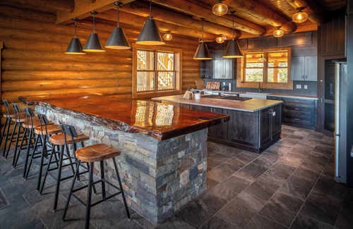 Snowshoe Cabin | Royal Explorer Lodge Ski-in/Ski-Out Slope-side! Snowshoe’s Premier Luxury Cabin
