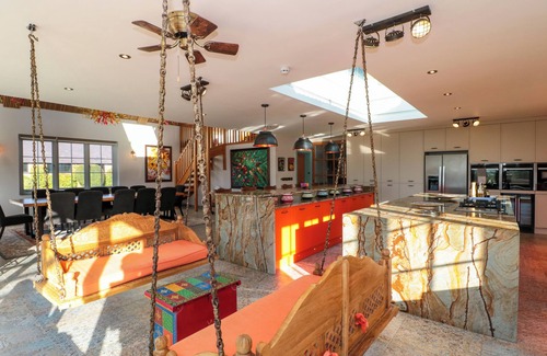 Shaftesbury House | ROYAL OAK HOUSE, family friendly, with pool in Motcombe