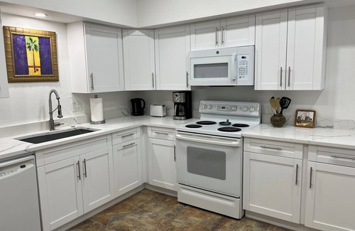 Altamont Manor Apartment | Royal Palm Apt-Huge BR, Remodeled Kitchen & Cabinets, Comfy Leather Sofa!