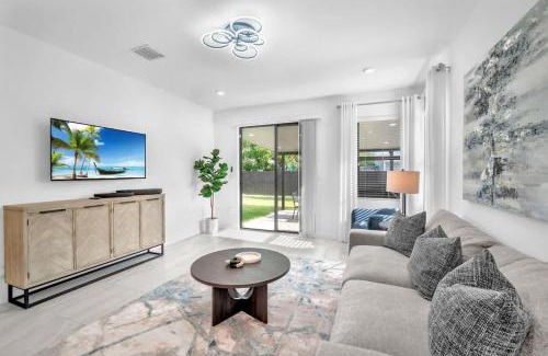 Homestead House | Royal Palm Gateway - Spacious Family Retreat in Sunny Homestead