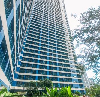 San Antonio Apartment | Royal Polo club Air condo Makati Swim Gym Park 300 mbps