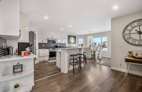 Chestermere House | Royal Retreat King beds in Chestermere, 20min to Calgary International Airport