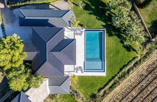 Plaissan Bed & Breakfast | Royal Tiki Lodges - Maison d'hôtes avec piscine chauffée - Chambres ou Villa entière - Villa SCL