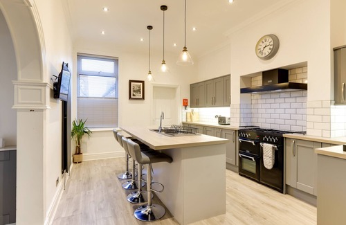 South Cliff House | ROYAL VICTORIA HOUSE, pet friendly, with hot tub in Scarborough