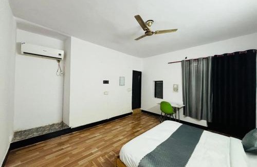 Sainik Farm Bed & Breakfast | Royal Villa in Ghitorni