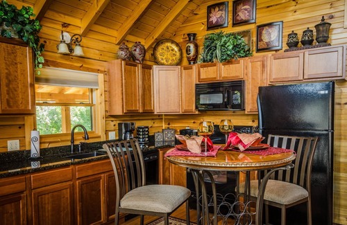Davis House | ✧Royale Cabin- KING bed, hot tub, NO CLEANING FEE