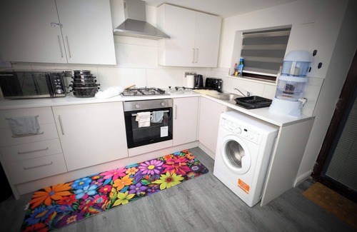 Withington Apartment | Ruby Haven, Didsbury: 15mins to Manchester Airport, Sleeps4 adults, Pet friendly