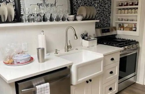 Smithville House | Ruby's Foxcroft Cottage -Steps from Downtown!nSleeps 6, Covered Deck, Golf Cart