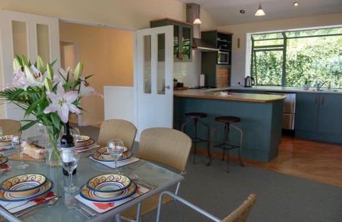 Akaroa House | Rue Noyer Lookout - Akaroa Holiday Home