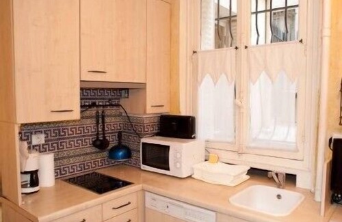 Saint-Merri Apartment | Rue Saint Martin. Ideal 2 bed in the Marais just by the Seine and metro line 1