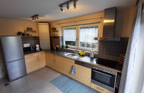 Hopfau Apartment | Ruhige und Sonnige Ferienwohnung mit Eigener Terrasse und Aussicht in die Natur