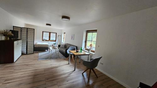 Urbach-Kirchdorf House | Ruhiges Ferienzimmer mit eigenem Bad am Waldrand